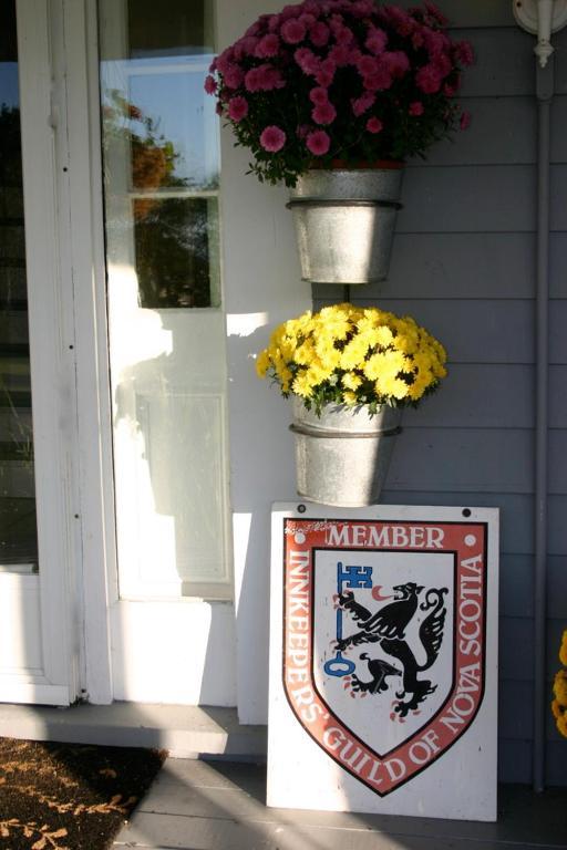 Broadwater Inn & Cottages Baddeck Exterior photo