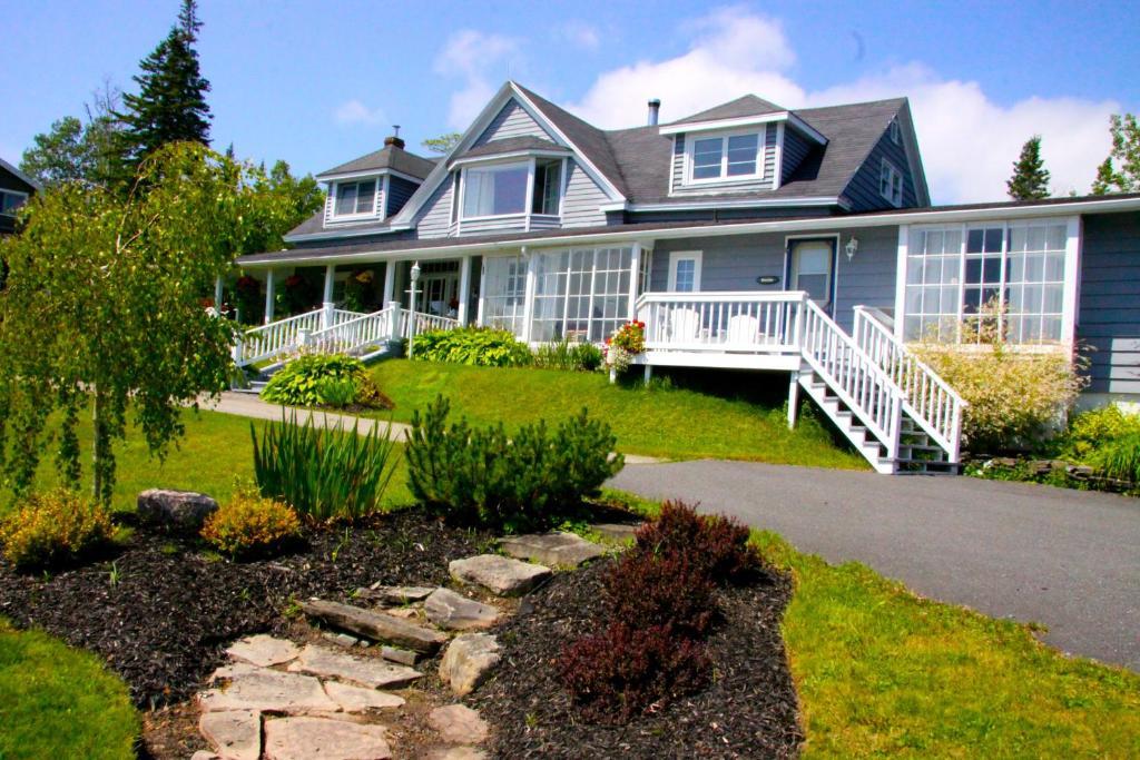 Broadwater Inn & Cottages Baddeck Exterior photo